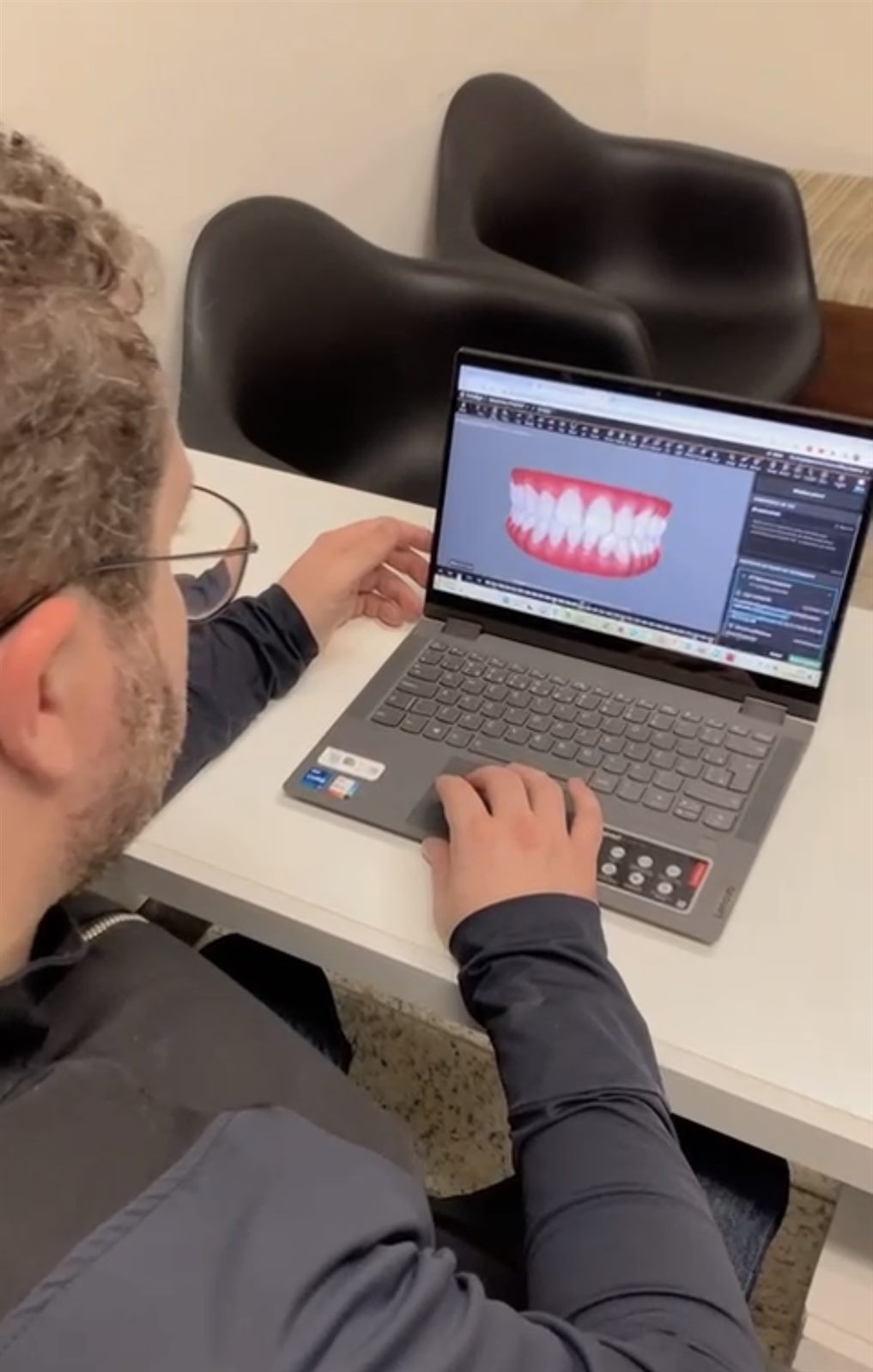 Gustavo planejando um caso de alinhador no notebook